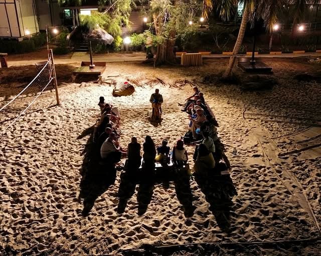 Veillée sur la plage avec le groupe