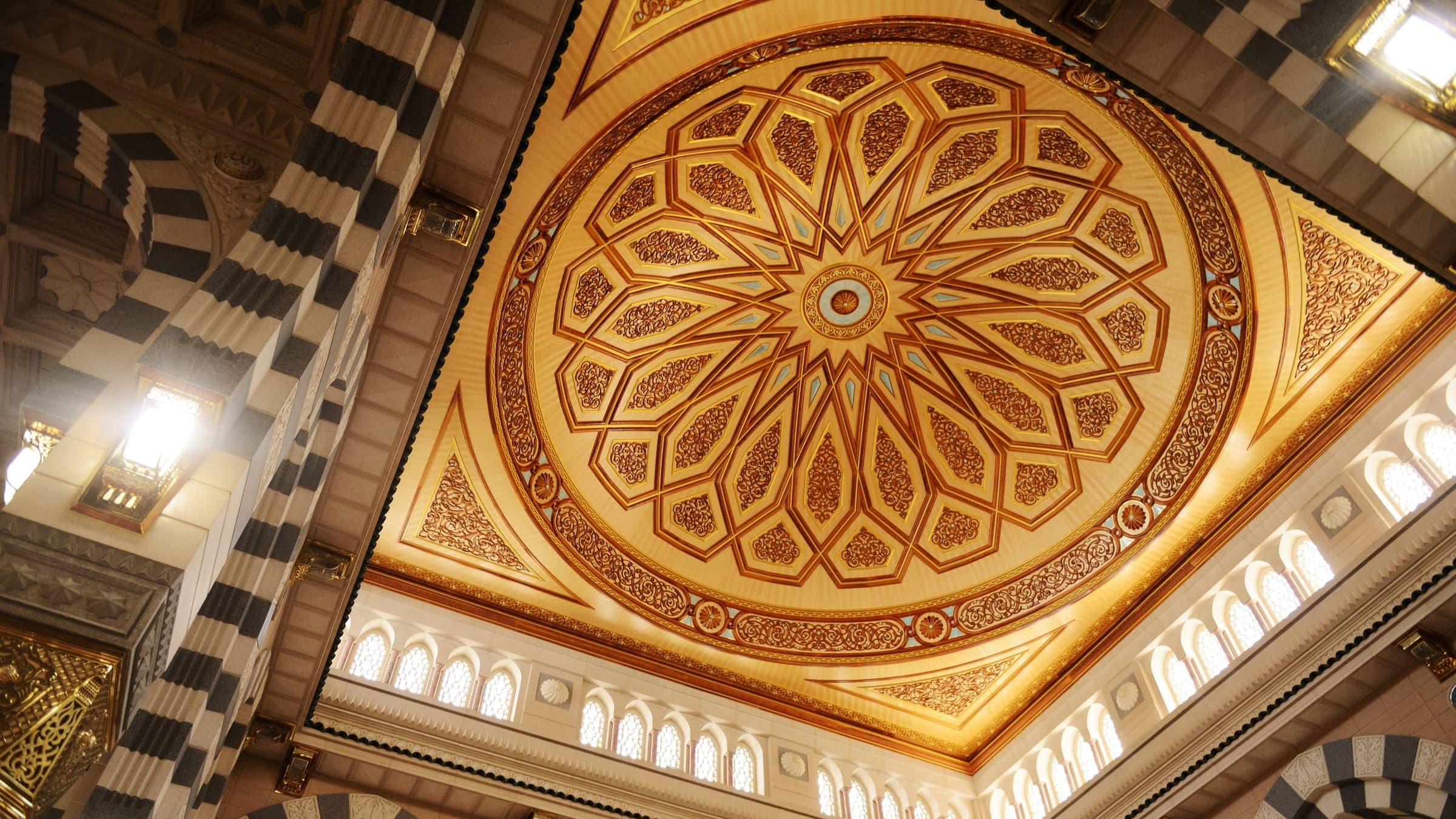 Plafond ornementé d'une mosquée à Médine